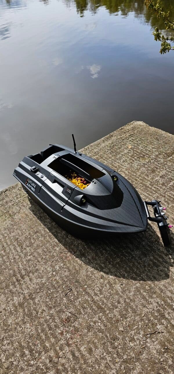 FUTURE CARPING V80 BAIT BOAT MAIN PRIZE - Image 5